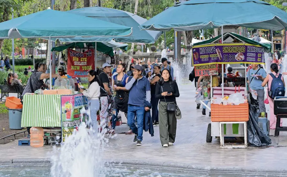 Acuerdan 85 espacios para ambulantes en la Alameda Central; gobierno de CDMX firma convenio con comerciantes