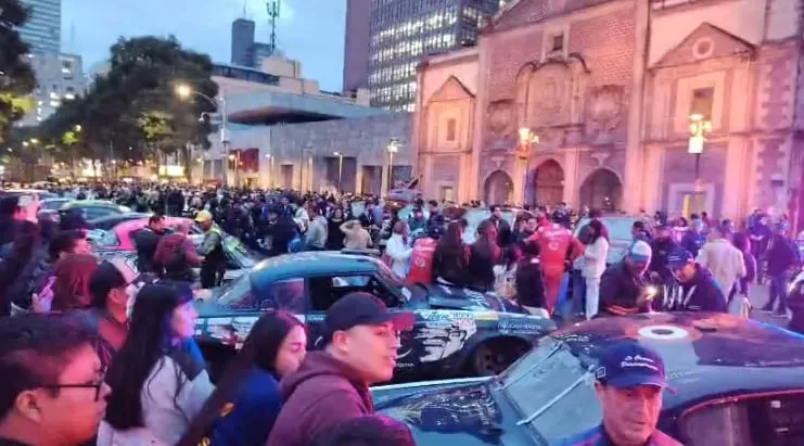 Carrera Panamericana en CDMX; miles de personas ovacionan a los pilotos que cruzaron la meta frente a Bellas Artes