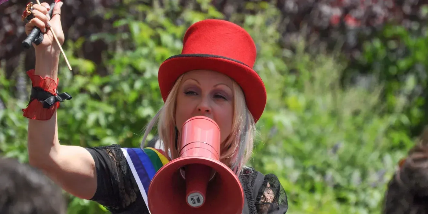 Cyndi Lauper subasta su icónico vestuario en Nueva York