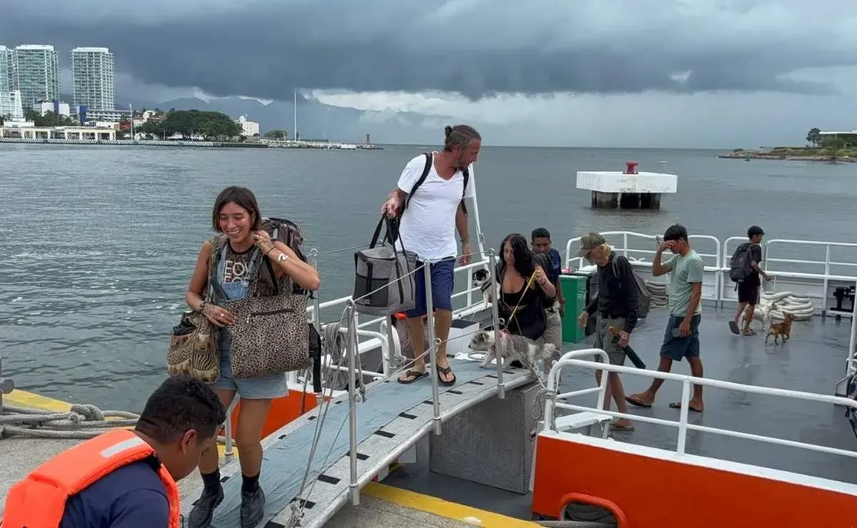 Elementos de la Marina evacúan a 76 personas de Quimixto y Yelapa ante la llegada del huracán Simon; "nadie se queda atrás"