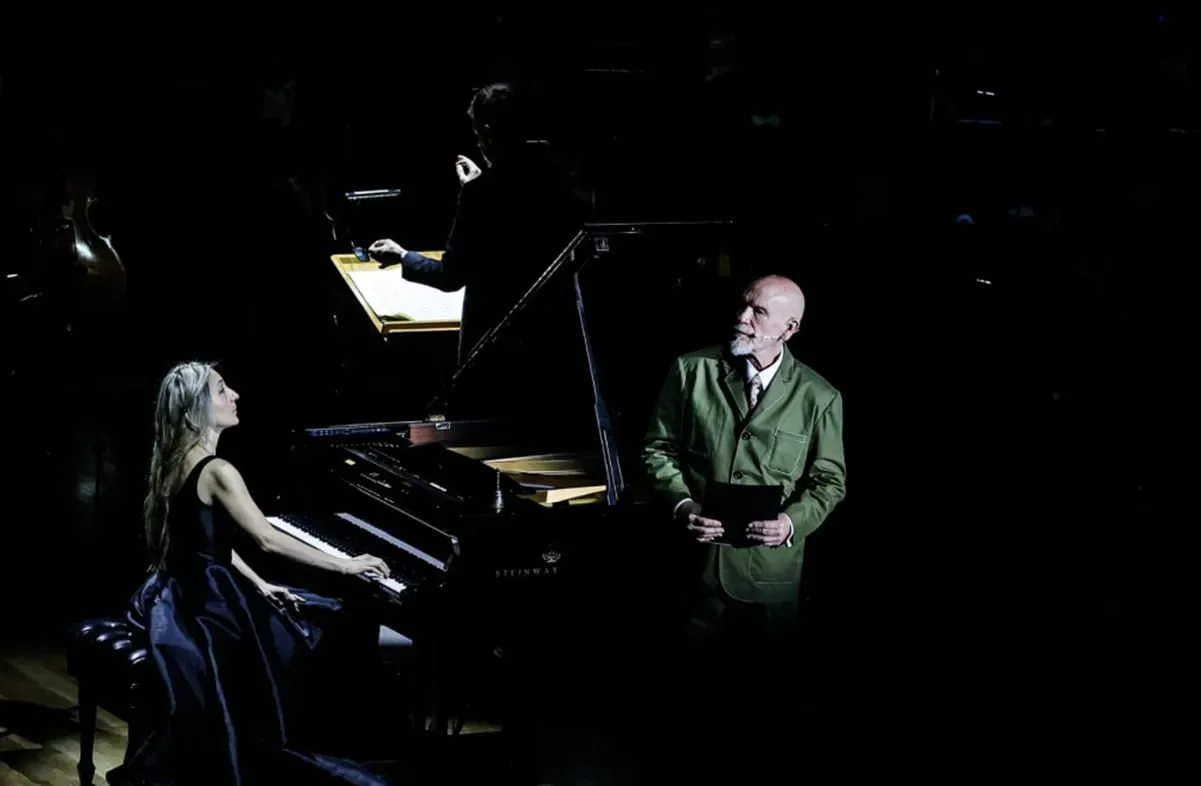 John Malkovich “entra en paranoia” en la Sala Neza de la UNAM