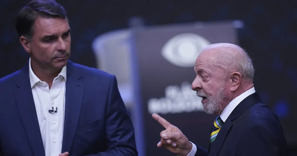 Lula y Flávio Bolsonaro se enfrentan en un debate marcado por ataques personales en Brasil