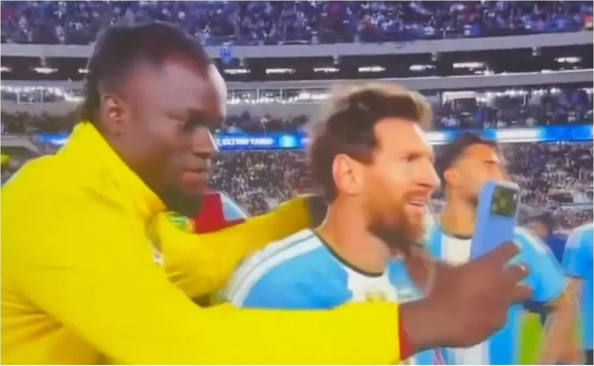 Tunden a Lionel Messi; ignoró a un jugador de Benín que quería una fotografía