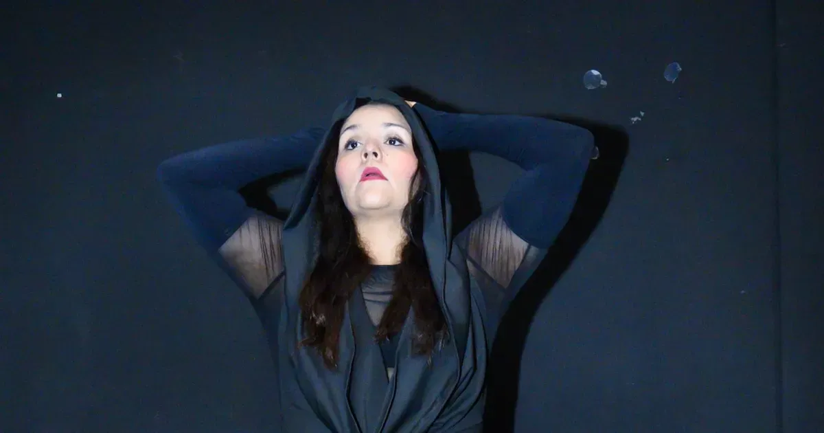 Valeria Cancino nos habla de la obra de teatro “Ana en Tierra de Amapolas”, una obra de teatro sobre el duelo y la violencia