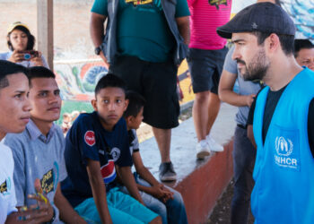 Alfonso Herrera en su viaje a Honduras con Acnur. Foto: Cortesía