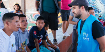 Alfonso Herrera en su viaje a Honduras con Acnur. Foto: Cortesía