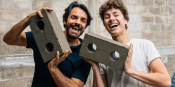 Juanpa Zurita a punto de entregar la casa 50 de "Love Army". Foto: Cortesía