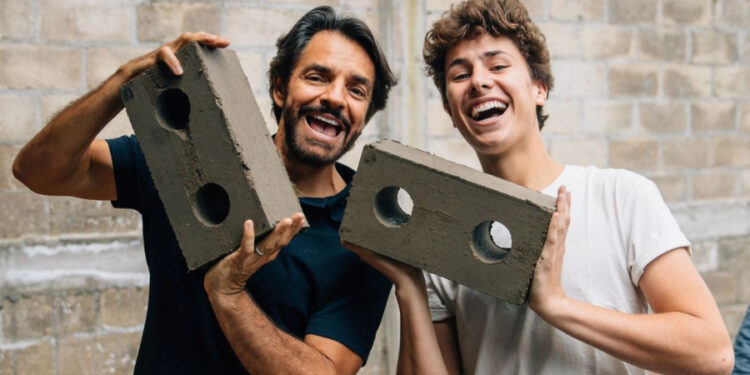 Juanpa Zurita a punto de entregar la casa 50 de "Love Army". Foto: Cortesía