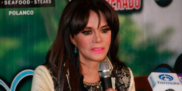 Lucía Méndez la "regó" haciendo playback en programa en vivo ¡Le llueven las críticas! Foto: Getty Images