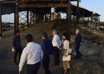 AMLO firma "acta de negociacin" para el rescate de mineros en Pasta de Conchos