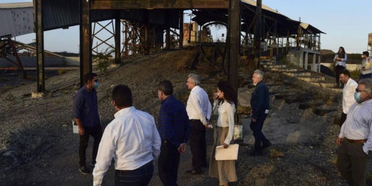 AMLO firma "acta de negociacin" para el rescate de mineros en Pasta de Conchos