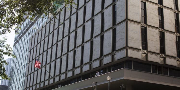 Acusan a exempleado de la Embajada de EU en Mxico de abusar de 22 mujeres