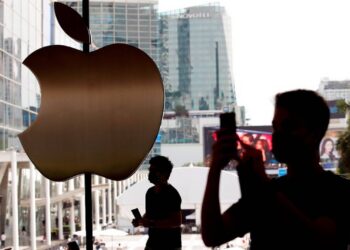 Apple supera previsiones, pero acciones bajan por débiles ventas del iPhone