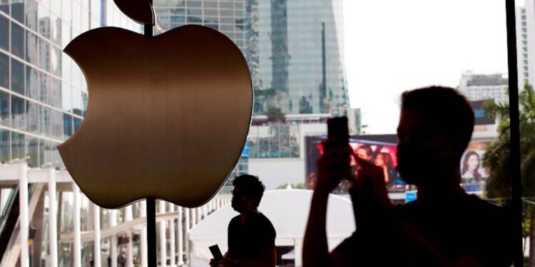 Apple supera previsiones, pero acciones bajan por débiles ventas del iPhone