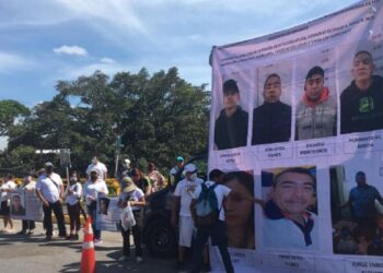 Autoridades de Veracruz "huyen" de familiares de desaparecidos