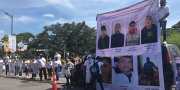 Autoridades de Veracruz "huyen" de familiares de desaparecidos