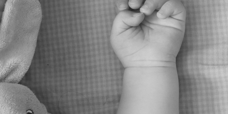 Bebé muere por bala perdida durante sepelio en Guadalajara