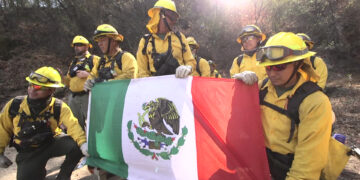 Bomberos mexicanos llevan un mes ayudando en incendios en California