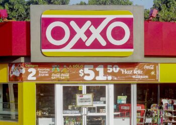 Caen ingresos de Oxxo por menos clientes