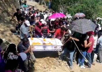 Con el grito de "ni una menos", sepultan a menor asesinada en Guerreo