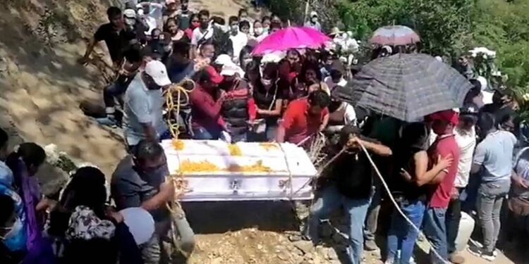 Con el grito de "ni una menos", sepultan a menor asesinada en Guerreo