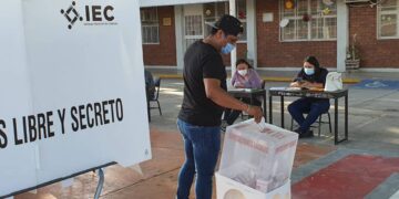 Con retraso y poca afluencia, inician elecciones en Coahuila