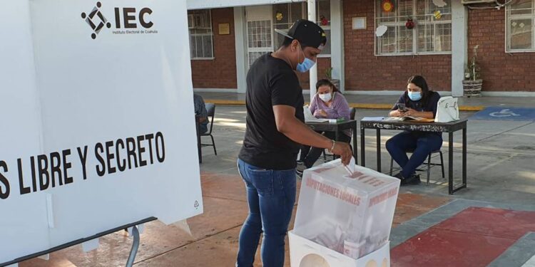 Con retraso y poca afluencia, inician elecciones en Coahuila