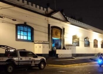 Detienen a comerciante por "extorsionador" y muere en cuartel policiaco