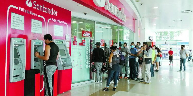 Ganancias de los bancos caen 32 mil 700 mdp en agosto