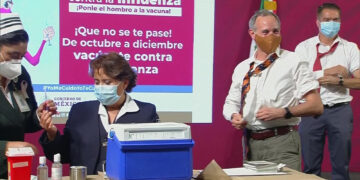 Hugo López-Gatell se vacuna contra la influenza en conferencia de prensa