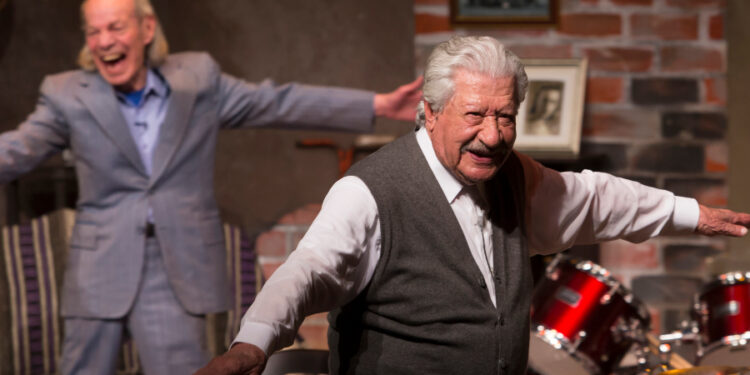 Ignacio López Tarso respira gracias a un tanque de oxígeno. Foto: Getty Images