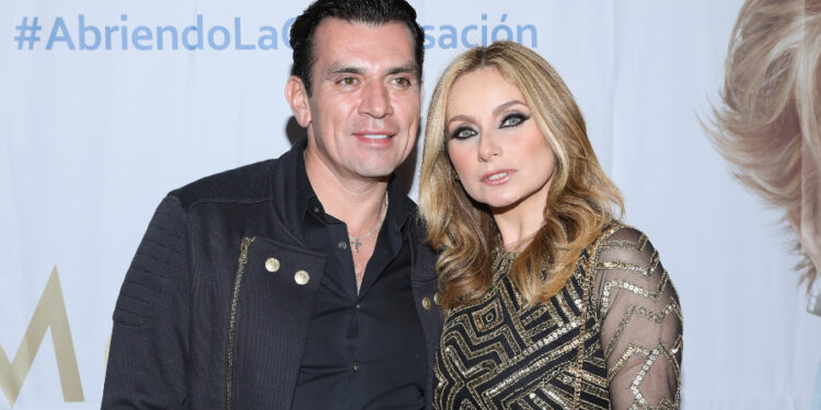 Jorge Salinas cuida a sus gemelos mientras Elizabeth Álvarez trabaja. Foto: Getty Images