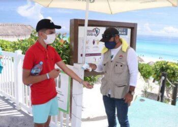 Llegan turistas europeos a Cancún, pese a pandemia