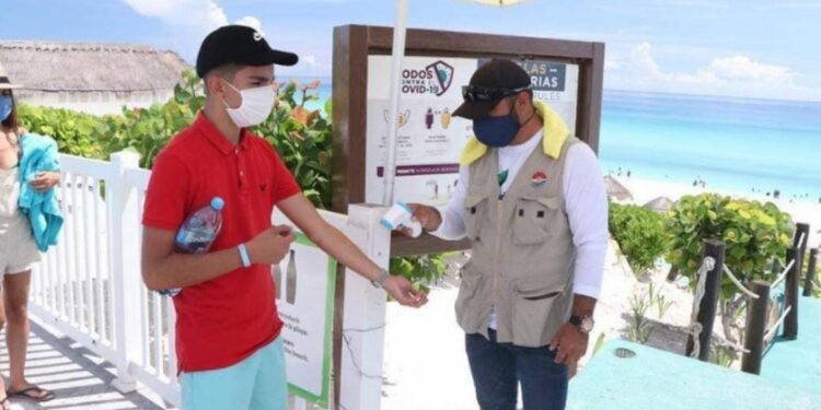 Llegan turistas europeos a Cancún, pese a pandemia