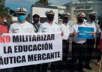 Marinos mercantes protestan en Veracruz contra militarización de puertos