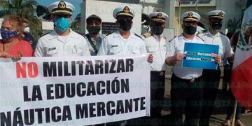 Marinos mercantes protestan en Veracruz contra militarización de puertos