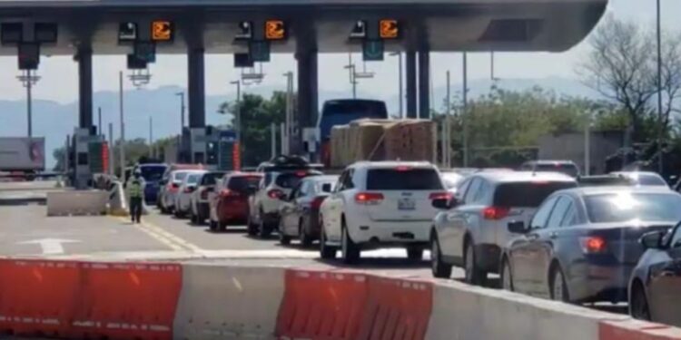 Pese a covid-19, turistas abarrotan caseta rumbo a Acapulco