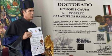 Roberto Palazuelos no aguanta burlas ¡Borra fotos de su Doctorado Honoris Causa!