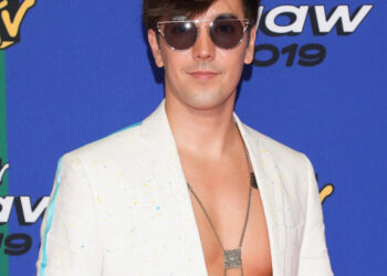 Roger González sale a la calle vestido de buja y besa a hombre. Foto: Getty Images