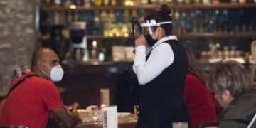 Suman hoteles y restaurantes más de 281 mil despidos por pandemia