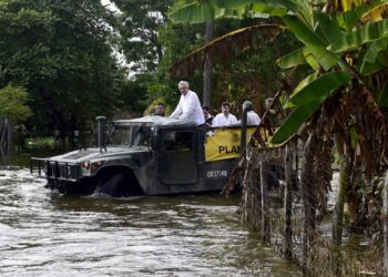 AMLO explica por qué no se mojó para la foto en Tabasco