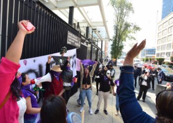 AMLO pide a feministas manifestarse sin violencia