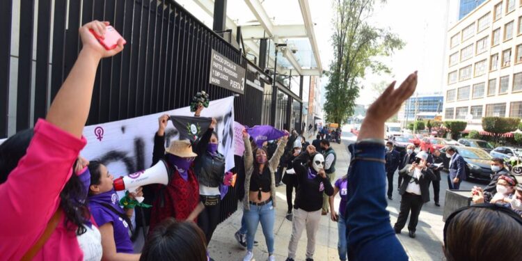 AMLO pide a feministas manifestarse sin violencia