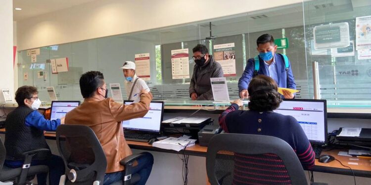 Abogados de la Procuraduría Fiscal trabajan con equipos obsoletos