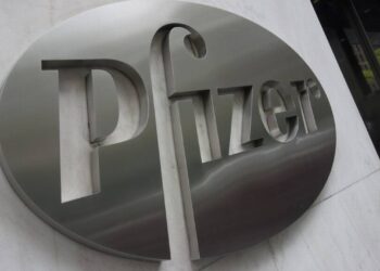 Acciones de Pfizer caen porque la vacuna Moderna se ve más fácil de distribuir