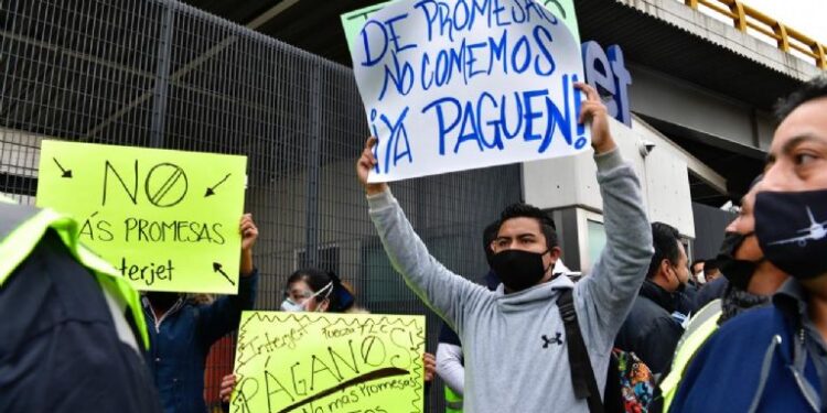 Asfixia crisis a Interjet: empleados colapsan Circuito Interior y Alejandro del Valle negocia