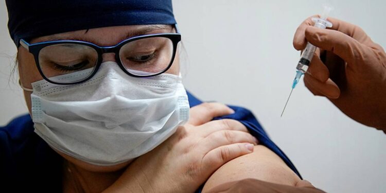 Así funcionan los ensayos clínicos de vacunas contra Covid-19