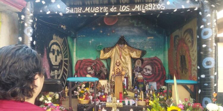Celebran a la Santa Muerte con mañanitas