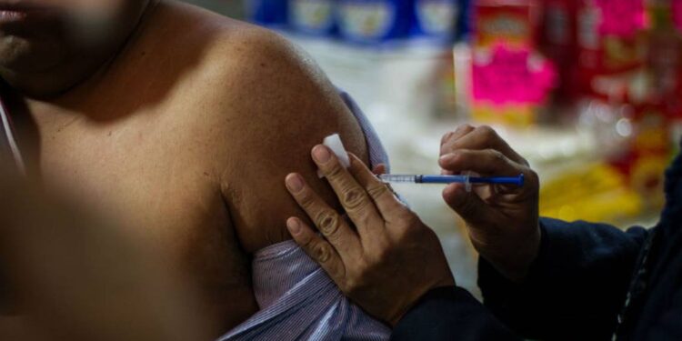 Cofepris alerta por venta ilegal de vacuna contra influenza en redes sociales