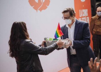 Con plantita de marihuana y pañuelo verde, MC arropa a Salomón Chertorivsky